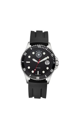 Montre de plongée noire avec une lunette et des marqueurs argentés, aiguille des secondes rouge, affichage de la date au 22, et bracelet en caoutchouc noir.