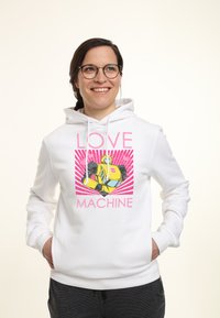 Biała bluza z kapturem z kolorową grafiką, zawierającą tekst "LOVE MACHINE" oraz ilustrację żółtego robota z różowymi akcentami.