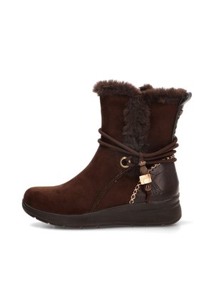 Bota de invierno marrón de ante con forro de piel, cordones decorativos, cuentas y suela con cuña, diseñada para el frío.