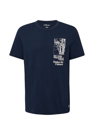 Maglietta a maniche corte blu navy con grafiche di alberi bianche e il testo "Wayward Tracks Inc. & Scouts" e "Embrace the Unknown" nella zona della tasca sul petto.