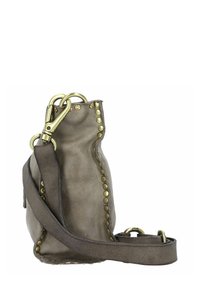 Borsa in pelle grigia con una forma leggermente affusolata, hardware in ottone e borchie decorative lungo la cucitura. Include una tracolla rimovibile.