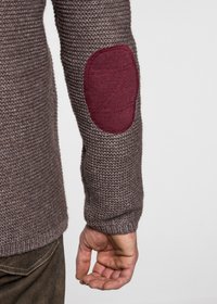 Brauner Strickpullover mit einer strukturierten Oberfläche. Verfügt über einen kastanienbraunen Ellenbogenpatch, enganliegende Ärmel und einen schlichten Rundhalsausschnitt.