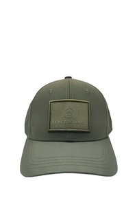 Casquette de baseball vert olive avec un patch brodé affichant un logo circulaire et le texte "Serge Blanco" centré sur le panneau avant.