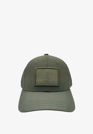 Casquette de baseball vert olive avec un patch brodé affichant un logo circulaire et le texte "Serge Blanco" centré sur le panneau avant.