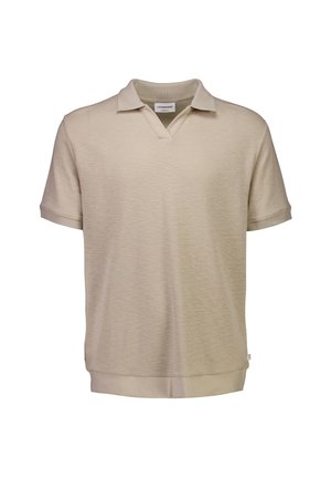 Herre kortærmet beige strikket polo med åben krave og ribbet kant og manchetter mod en hvid baggrund.