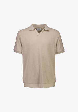 Ανδρικό κοντομάνικο μπεζ πλεκτό πόλο με ανοιχτό γιακά και ριμπ τελείωμα στα μανίκια και στη μέση, σε λευκό φόντο.