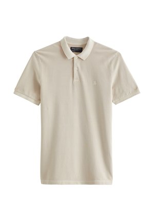 Beige Poloshirt mit kurzen Ärmeln, Kragen, zwei Knöpfen und dezentem "M O P"-Logo auf der linken Brust.