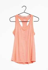 Perzikkleurig tanktop gemaakt van Dri-FIT materiaal, met V-hals, racerback ontwerp en vlakke naden voor comfort. Hangt aan een zwarte haak.