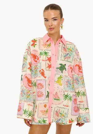 Chemise col classique en tissu léger, ornée d'un imprimé coloré représentant la vie marine, des palmiers et des motifs; boutons et une patte de boutonnage rose.