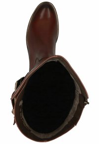 Botín de cuero marrón hasta el tobillo con punta redondeada, acabado suave y un interior negro. Presenta una correa decorativa en el lateral.
