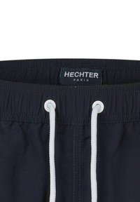 Marine zwemshorts met een elastische tailleband, voorzien van een witte trekkoord en Hechter Paris-label. Gladde textuur en versterkte stiksels.