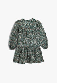 Vestido floral verde con mangas largas abullonadas, que presenta un corsé fruncido y una falda en capas, adornado con pequeñas flores rosas y azules.