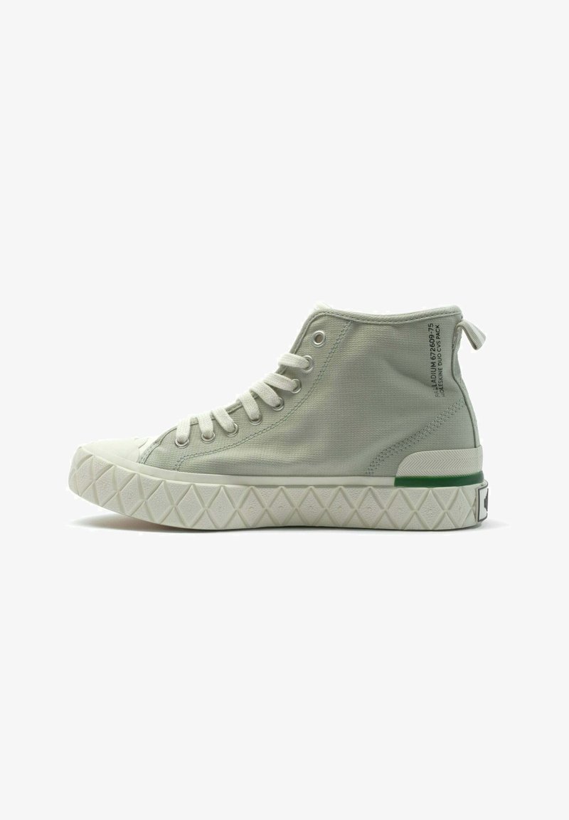 Sneakers alto in materiale di tela grigio chiaro. Presentano una punta in gomma bianca e una suola in gomma testurizzata con accento verde. Design con lacci.