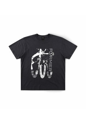 Former, FORMER SACRIFICE SHRUNKEN TEE FORMER MERCHANDISE SACRIFICE SHRUNKEN TEE SHIRT WASHED BLACK - T-shirt con stampa - black