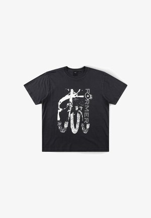 Former, FORMER SACRIFICE SHRUNKEN TEE FORMER MERCHANDISE SACRIFICE SHRUNKEN TEE SHIRT WASHED BLACK - T-shirt con stampa - black