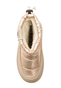 Stivale metallizzato rosa oro con upper testurizzato e imbottito, fodera beige e chiusura con cordoncino. Suola piatta in gomma con cuciture decorative.