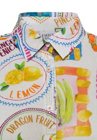 Bloemige overhemd met knopen, gemaakt van witte katoen, met kleurrijke fruitillustraties en een contrasterende kraag en knopen.