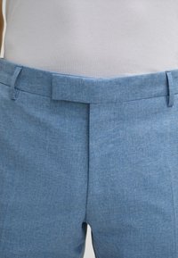 Helle blaue Hosen aus strukturiertem Stoff, mit flachem Bund und Gürtelschlaufen, im Slim-Fit-Schnitt und mit einem dezenten eingewebten Muster.
