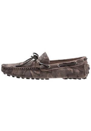Bruine suède moccasin loafer met camouflagepatroon, veters, en rubberen noppenzool, zijprofiel weergegeven op een witte achtergrond.