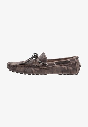 Brune ruskinds moccasin loafers med camouflage mønster, snøre detaljer og gummistøddæmper sål, vist i sideprofil på hvid baggrund.