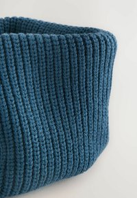 Gestrickter Korb in Dunkelblau, mit einer vertikalen Rippstruktur und einer weichen, flexiblen Form. Ideal für die Aufbewahrung oder Dekoration.