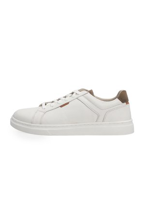 Hvide lædersneakers med en struktureret overflade, rund tå, flad hvid sål og brun detalje ved hælen. Snørebåndsdesign med enkel stikning.