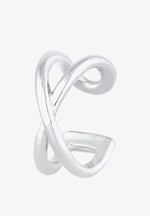 Bague-manchette ouverte torsadée en argent brillant avec des bandes lisses et arrondies se croisant les unes sur les autres sur fond blanc.