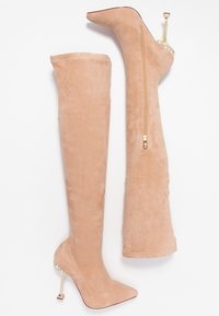 Nude över knästövlar i mjukt mocka, med spetsig tå, hög stilettklack och en sidoges med guldfärgad hårdvara.