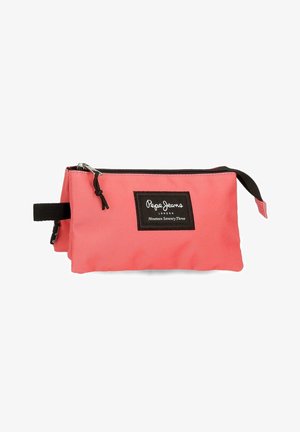 Bolsa rectangular de tela color coral rosa con cremallera negra, asa lateral y etiqueta "Pepe Jeans London Nineteen Seventy Three" en el frente.