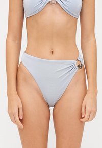 Fénykék, magas derekú bikini alsók texturált anyagból, oldalsó akcentus gyűrűvel, ráncolt részletekkel és sima felülettel.