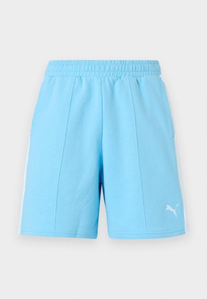 Hellblaue Sportsshorts mit elastischem Bund, weißen Seitenstreifen und Puma-Logo vorne am unteren rechten Bein.