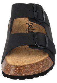 Schwarze Sandale mit zwei Riemen, glattem Obermaterial, Metall-Schnallen und einem natürlichen Korkfußbett auf einer strukturierten schwarzen Sohle.