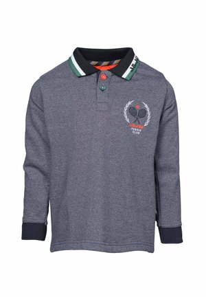 Marineblauw poloshirt met lange mouwen, een groen en wit gestreepte kraag, decoratieve knopen en tennis-thema borduursel op de borst.