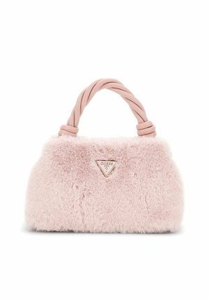 Sac à main en fausse fourrure rose avec des poignées tressées roses et un logo Guess en forme de triangle. Forme arrondie avec une texture douce et un éclat.