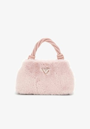 Sac à main en fausse fourrure rose avec des poignées tressées roses et un logo Guess en forme de triangle. Forme arrondie avec une texture douce et un éclat.