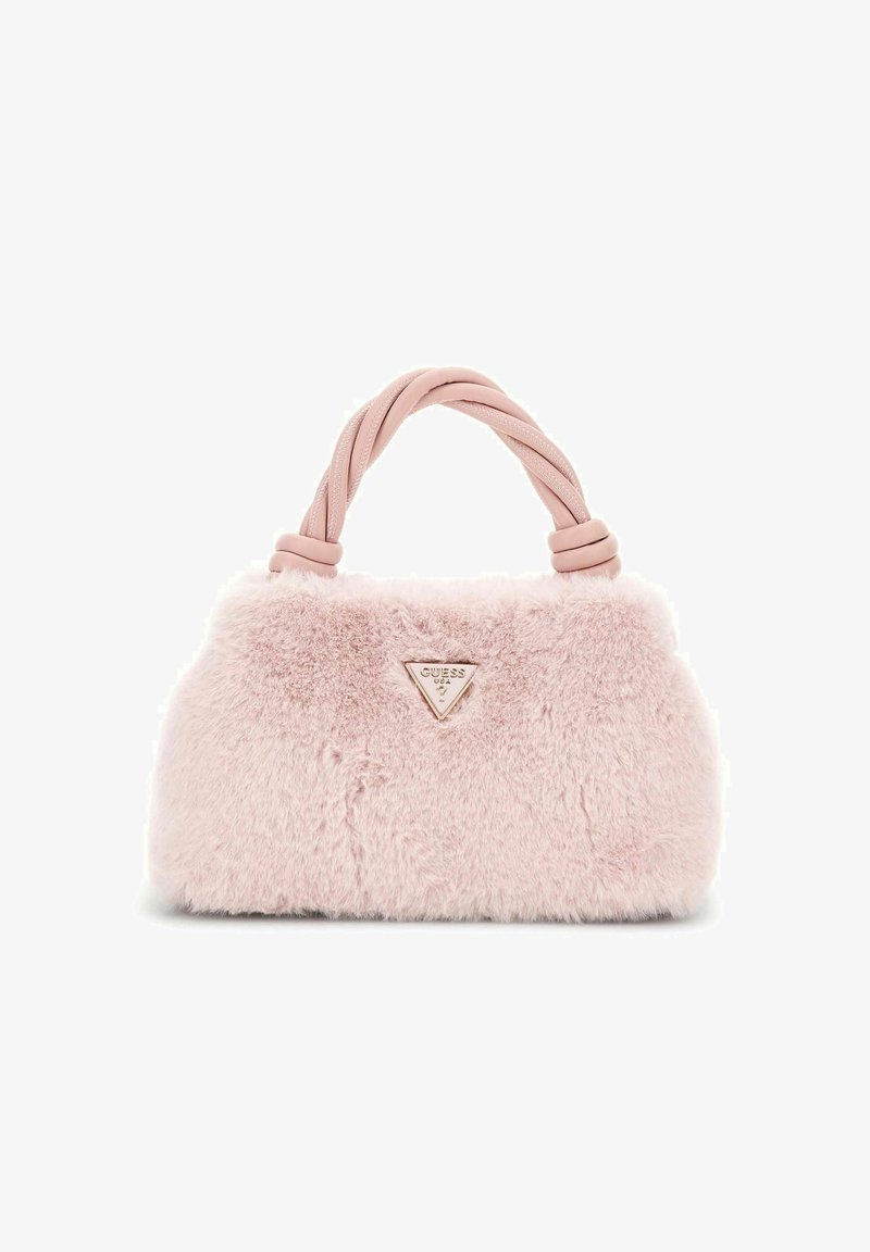 Sac à main en fausse fourrure rose avec des poignées tressées roses et un logo Guess en forme de triangle. Forme arrondie avec une texture douce et un éclat.
