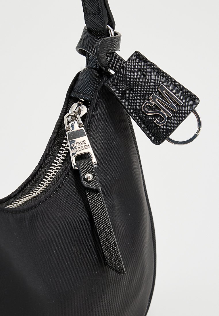 Sac à épaule en nylon noir avec une bandoulière texturée, des fermetures à glissière en argent et une étiquette de marque présentant "SM" ainsi qu'un anneau de clé.