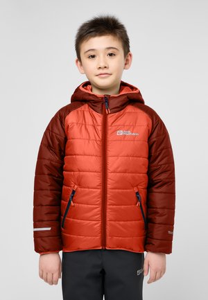 Gefütterte Jacke mit einem zweifarbigen Design in Orange und Braun, mit Reißverschlusstaschen und einer Kapuze. Das Material wirkt glatt und leicht.