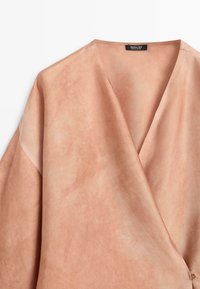 Weiche, rosa Wildlederjacke im Wickelstil mit V-Ausschnitt und überschnittenen Schultern, etikettiert mit Massimo Dutti, hergestellt in Portugal.