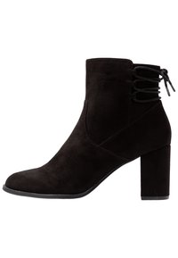 Stivale alla caviglia in suede nero con tacco a blocco e tre dettagli di lacci intrecciati sul retro.