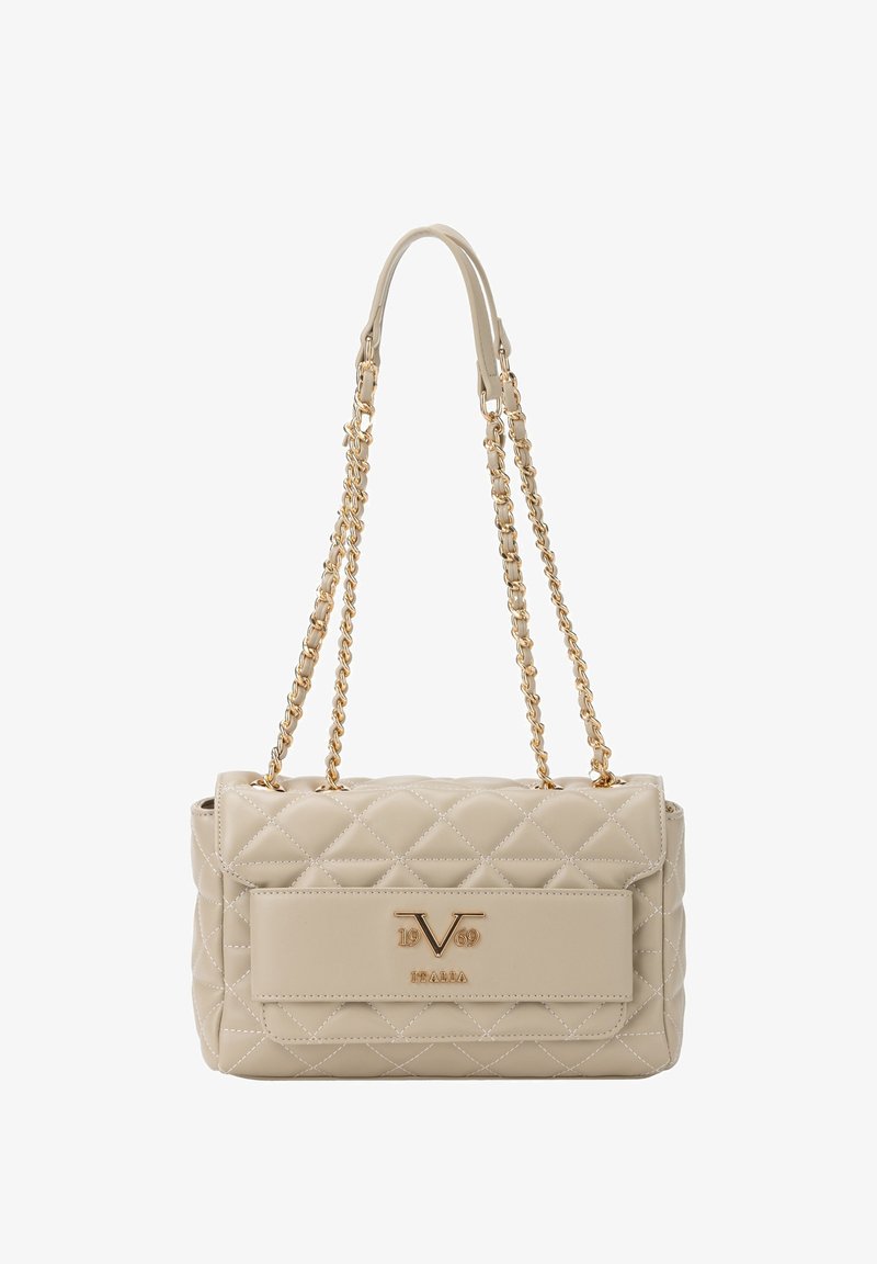 Beige gesteppte Handtasche mit goldenen Kettenriemen, die ein einzigartiges Logo auf der Vorderseite und eine glatte Textur mit Steppdetails aufweist.