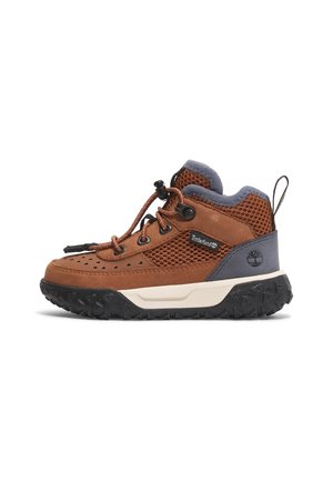 Brun og grå Timberland vandrestøvle med mesh-sider, sort robust sål og elastiske snøretogler, vist i venstre sideprofil.