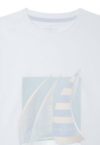 T-shirt en coton blanc présentant un motif léger de voiliers en bleu clair avec des rayures beiges et bleu clair. Le texte "HACKETT LONDON" est inclus.