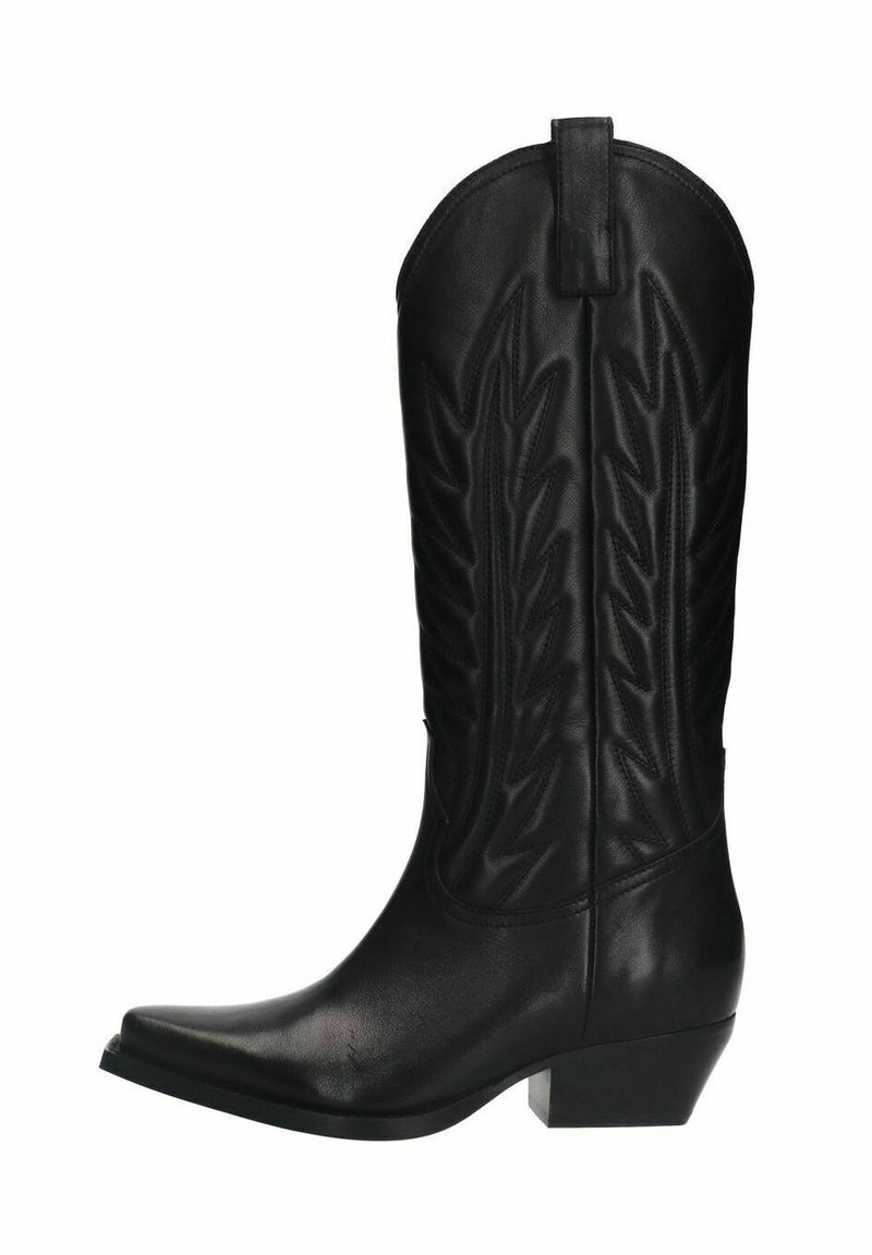 Zwarte leren cowboylaars met een puntige neus, decoratief gestikt bladpatroon en een lage gestapelde hak. Voorzien van een trekband bovenaan.