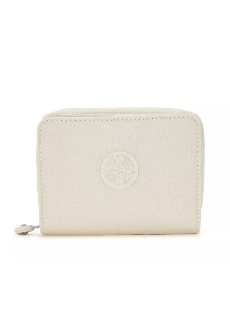 Bílá peněženka z látky s texturovaným povrchem, zaoblenými rohy, zipovým uzávěrem a centrálním embosovaným logem. Kompaktní a obdélníkový tvar.