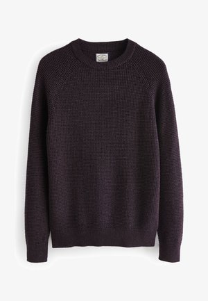 Tmavě fialový pletený svetr s kulatým výstřihem, texturovaným povrchem, žebrovanými manžetami a lemem. Obsahuje raglánové rukávy pro volnější střih.