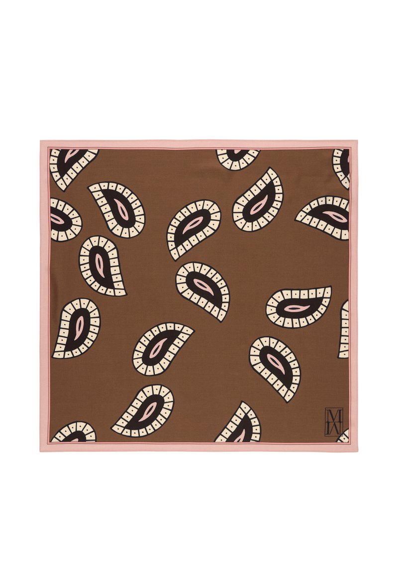 Brązowy szalik z różowym wykończeniem, zdobiony wzorem kremowych i czarnych kształtów paisley z różowymi akcentami oraz małym logo w jednym rogu.
