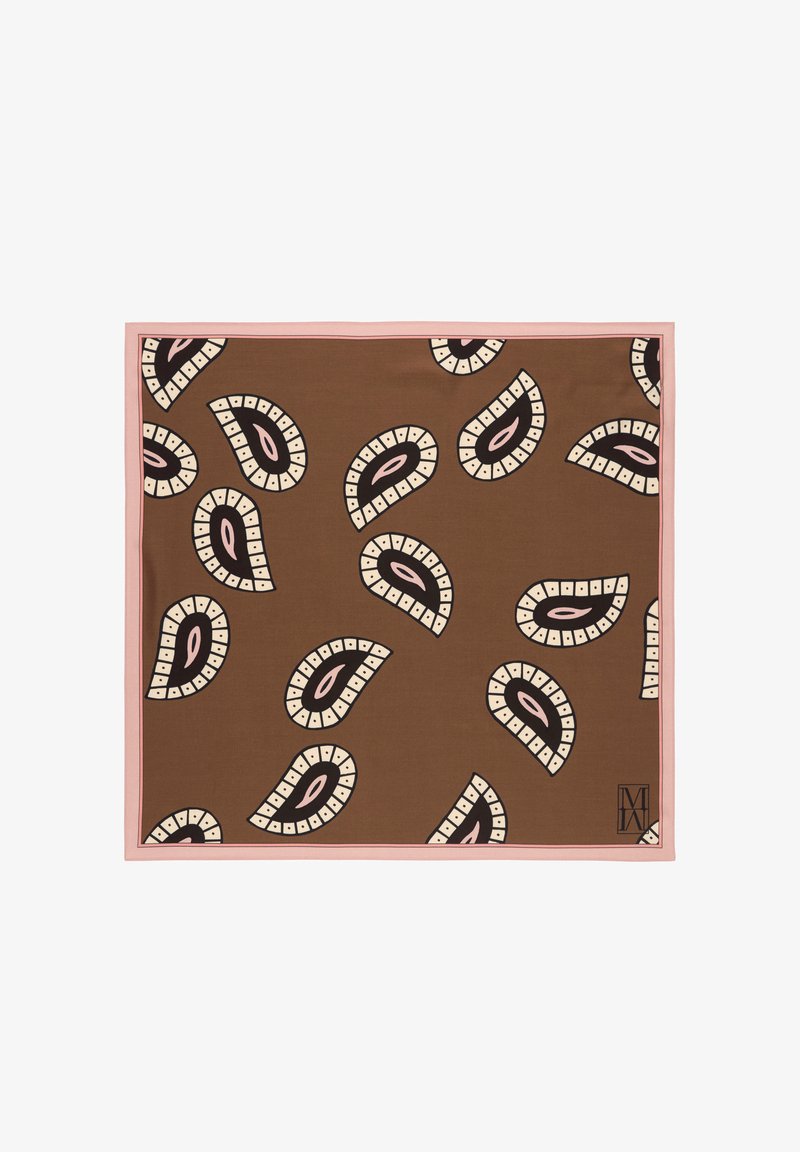 Brązowy szalik z różowym wykończeniem, zdobiony wzorem kremowych i czarnych kształtów paisley z różowymi akcentami oraz małym logo w jednym rogu.