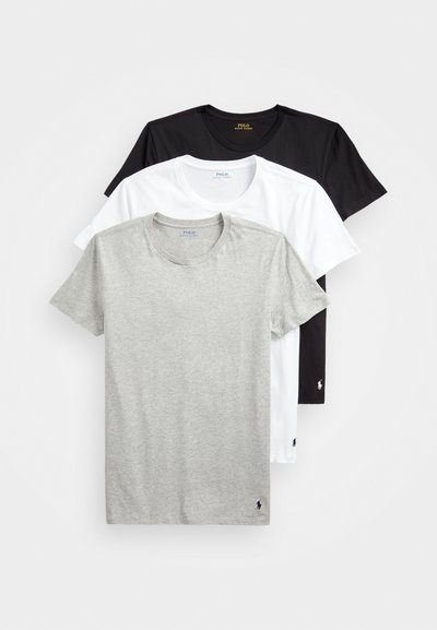 Štiri kratke majice s kratkimi rokavi: siva, bela in črna. Vsaka ima krožni izrez in na spodnji levi strani je natisnjena Polo logo.