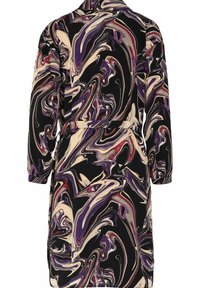 Dlouhé rukávy, šaty s páskem a vířícím abstraktním vzorem v černých, fialových, krémových a červených tónech na hladkém materiálu.